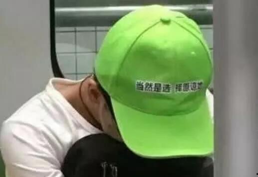 戴绿帽图片,揭秘网络恶搞背后的心理与社会现象